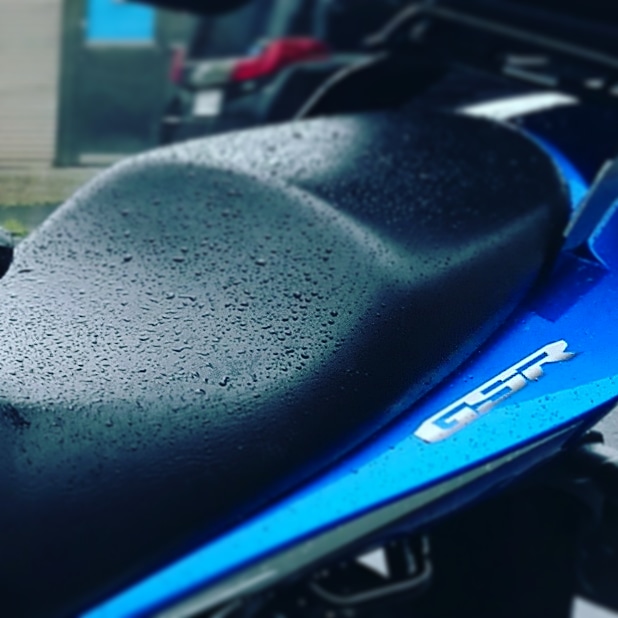 雨に打たれるGSR250